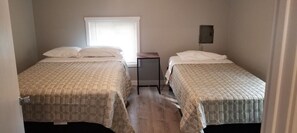 3 slaapkamers, een strijkplank/strijkijzer, gratis wifi, beddengoed