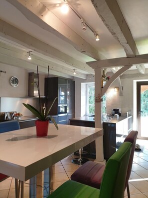 Fridge, microwave, stovetop, dishwasher - Au Fil des Hirondelles (Bio)