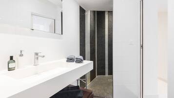 Douche, sĂšche-cheveux, serviettes fournies, savon