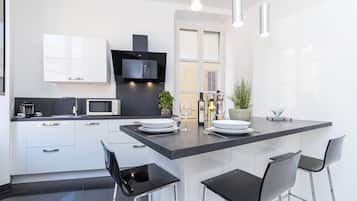 Réfrigérateur, micro-ondes, four, plaque de cuisson