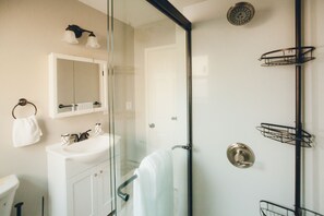 Regadera, secadora de cabello, toallas, jabón 