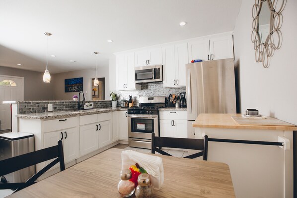 Refrigerador, microondas, horno y parrilla de estufa 