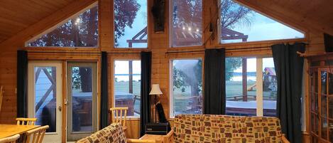 Een televisie, een dvd-speler en een stereo