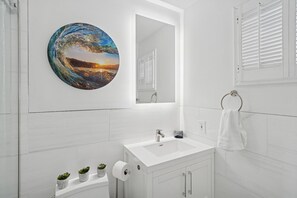 Douche, sèche-cheveux, serviettes fournies, savon