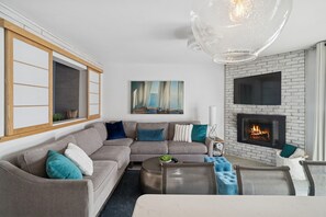 Smart TV, fireplace