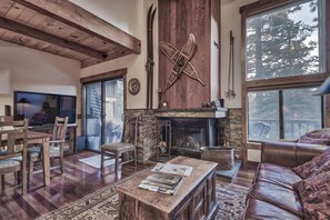 Living area - Beautifully updated 3 bedroom townhome in The Northshore complex (Tahoe City)