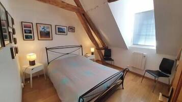 5 slaapkamers, een strijkplank/strijkijzer, reisbedje, internet