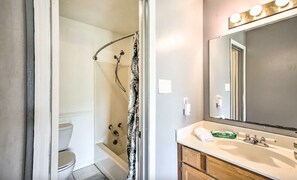 Ensemble baignoire-douche, séchoir à cheveux, serviettes fournies, savon