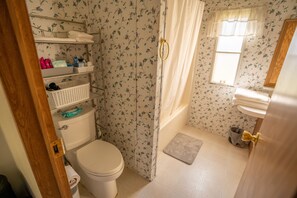 浴槽、タオル、トイレットペーパー