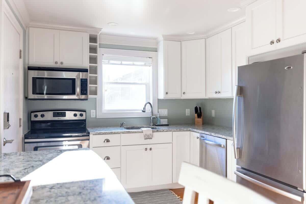 Kühlschrank, Wasserkocher mit Kaffee-/Teezubehör