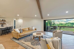 Smart-tv, een open haard, een dvd-speler en boeken