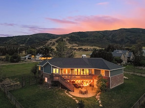 Una casa residencial con un patio, una terraza y vistas del paisaje circundante.