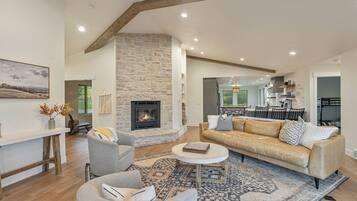 Een smart-tv, een open haard, een dvd-speler en boeken