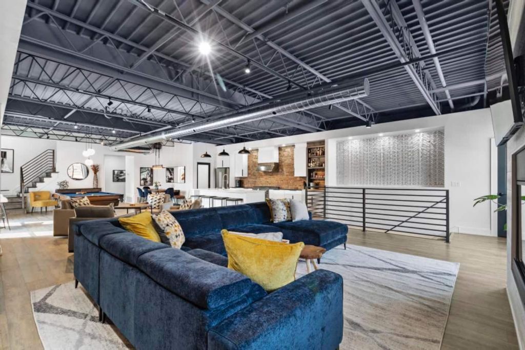 Smart TV, fireplace, books, stereo