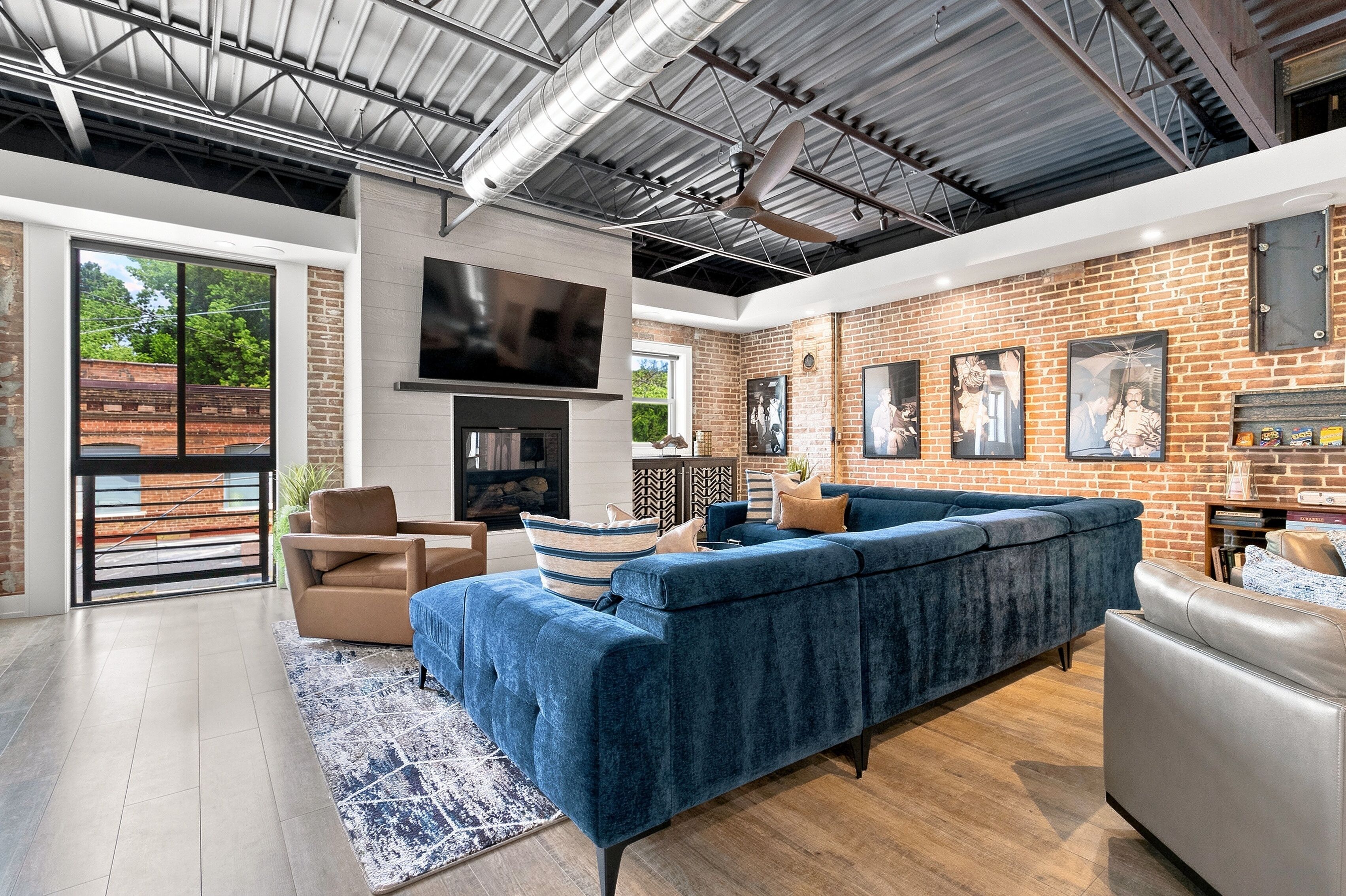 Smart TV, fireplace, books, stereo