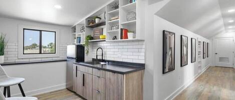 Wasserkocher mit Kaffee-/Teezubehör, Kühlschrank, Mikrowelle, Ofen