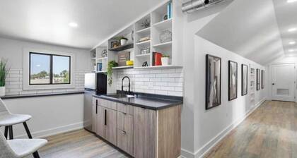 Exclusive Downtown Westside Penthouse - Luxury & Private Rooftop Views