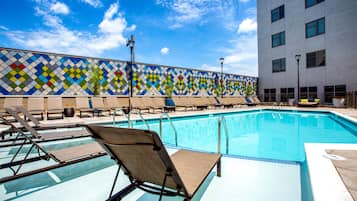 Ulkouima-allas, aurinkotuoleja