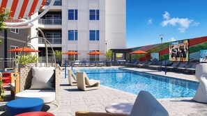 Outdoor pool, pool loungers - Sports Illustrated Resorts Nashville (Nashville)