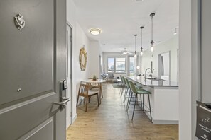 極品公寓 | 私人廚房 | 大型冰箱、微波爐、烤箱、爐台