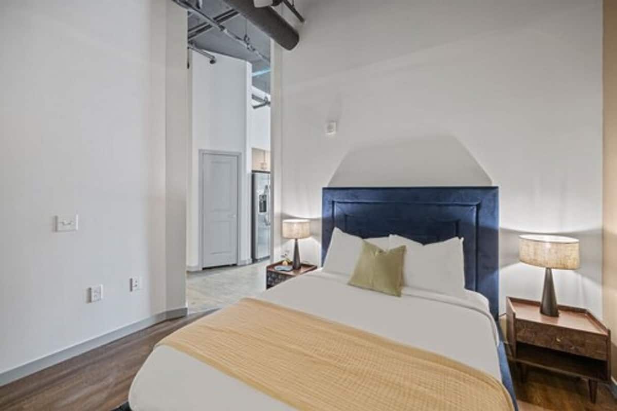 Deluxe Lofted Studio | 2 bedrooms, iron/ironing board, free WiFi, bed sheets