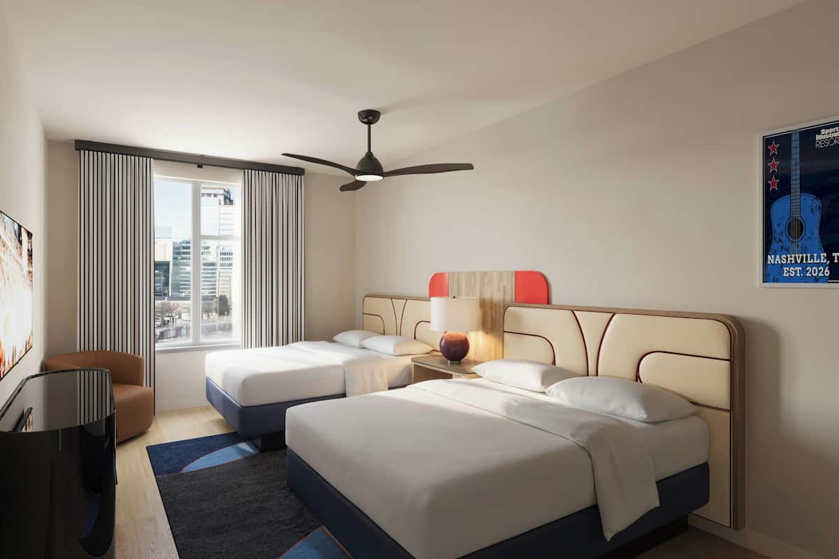 Tabla de planchar con plancha, wifi gratis y ropa de cama