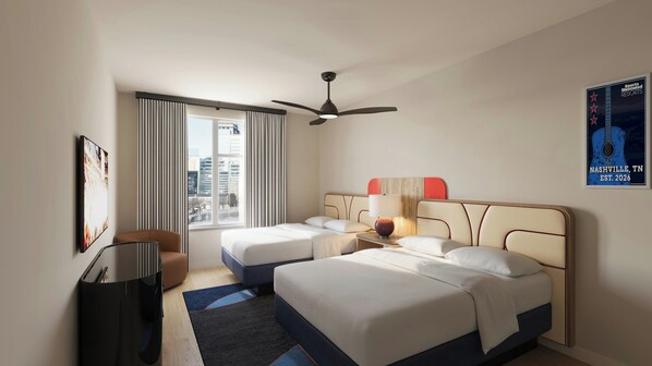 Habitación de hotel con dos camas, ventilador de techo, ventana con cortinas, escritorio con lámpara y un cartel en la pared.