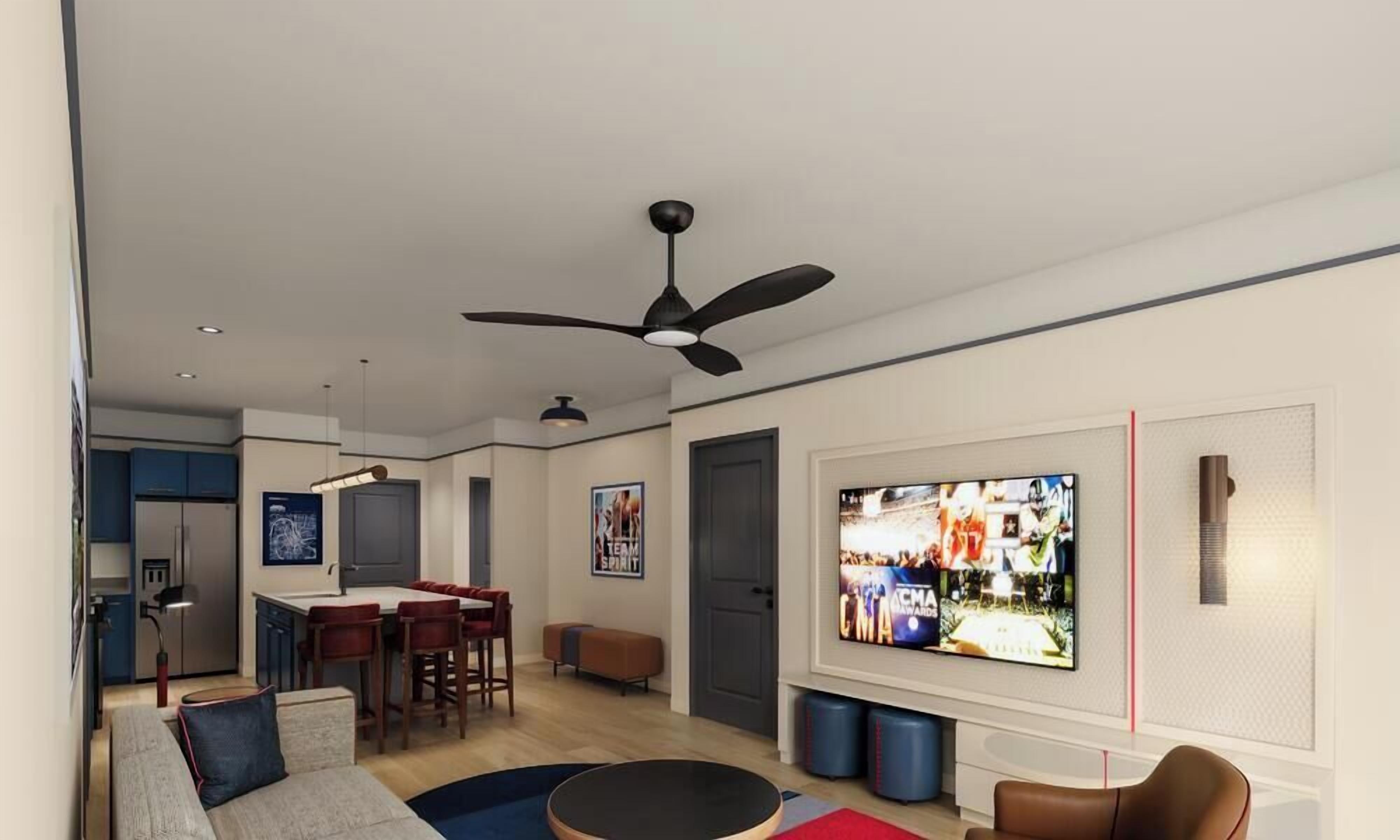 Un salon moderne doté d’un ventilateur de plafond, d’un téléviseur, d’un coin repas et d’une cuisine.
