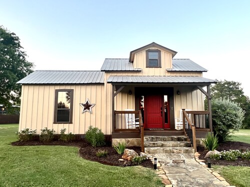 Charming Country Cabin in Quaint Texas Town
