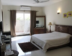 4 Schlafzimmer, Schreibtisch, Bügeleisen/Bügelbrett, Reisekinderbett