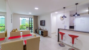Un salon moderne comprenant un coin repas, une cuisine et un balcon avec vue.
