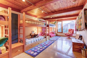4 habitaciones, escritorio y tabla de planchar con plancha 