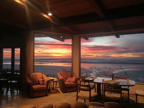 The Arch Cape Oceanside Escape: Exclusive Luxury Beach House Breathtaking Views