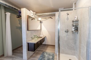 Dusche, Haartrockner, Handtücher, Seife