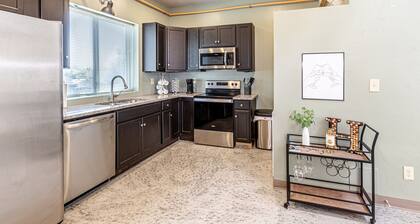 Modern Downtown OKC Loft with private balcony *Downtown OKC *OU MED