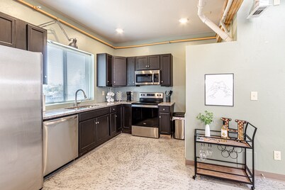 Modern Downtown OKC Loft with private balcony *Downtown OKC *OU MED