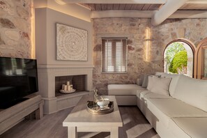 Villa Grand, 4 habitaciones, vistas a la piscina | Zona de estar | Smart TV de 55 pulgadas con canales por cable, una televisión