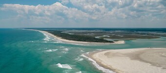 Family beach cottage poised between the ocean, hiking, biking, eateries & shops