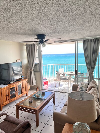 Breathtaking Ocean view 14th floor condo, 10 minutes from the airport  