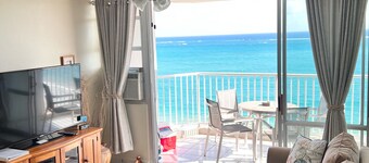 Breathtaking Ocean view 14th floor condo, 10 minutes from the airport