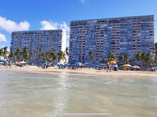 Breathtaking Ocean view 14th floor condo, 10 minutes from the airport  