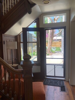 Un escalier menant à une porte donnant sur une cour arrière.