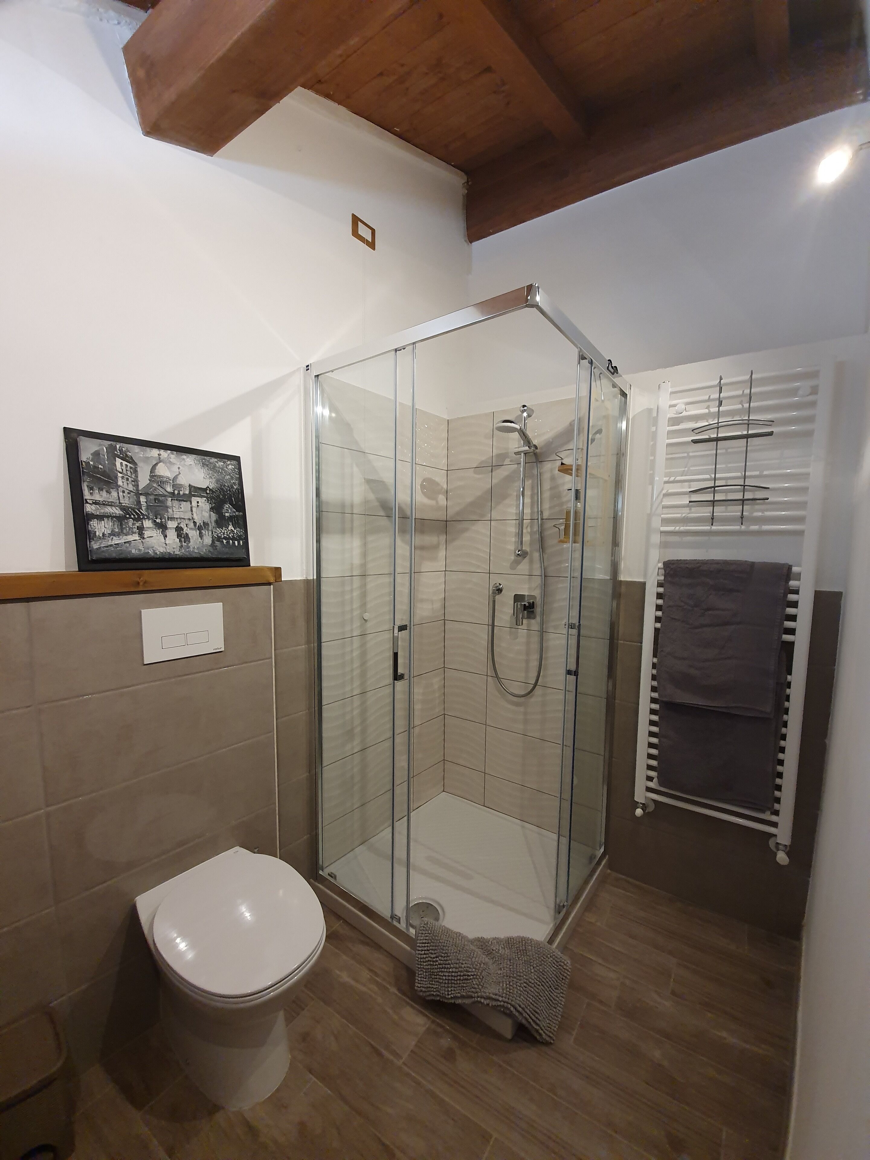 Suihku, pyyhkeet, vessapaperi