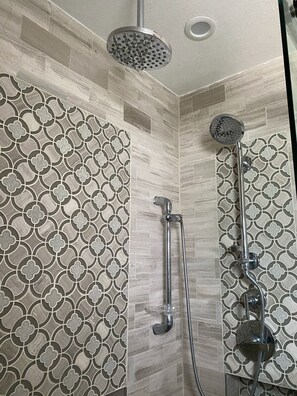 Douche, sèche-cheveux, serviettes fournies, papier toilette