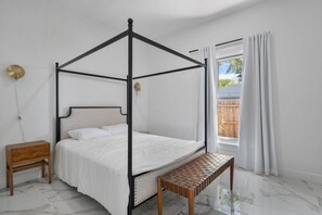 3 bedrooms, desk, travel cot, free WiFi - New & Clean, Great West Palm Beach Location (West Palm Beach)