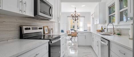 Refrigerador, microondas, horno, placa de cocina