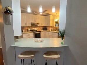 Fridge, microwave, oven, stovetop - Waterfront property w/ private pool ,PARTY BARGES AVAILABLE ON REQUEST (Jarreau)