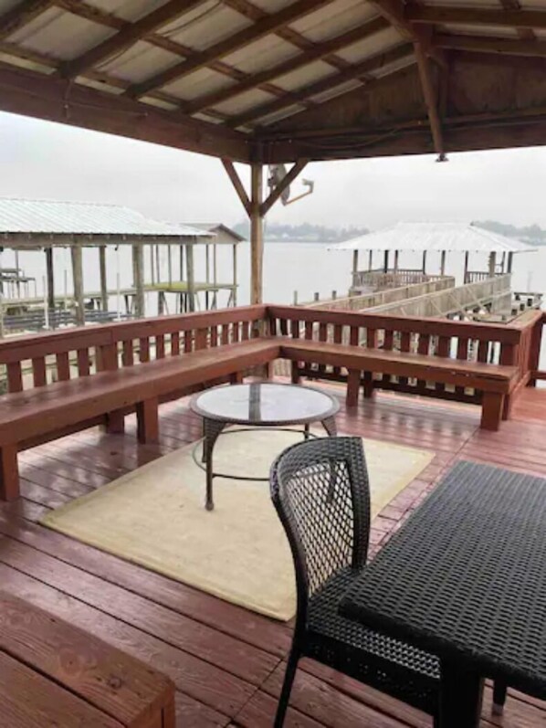 Outdoor dining - Waterfront property w/ private pool ,PARTY BARGES AVAILABLE ON REQUEST (Jarreau)