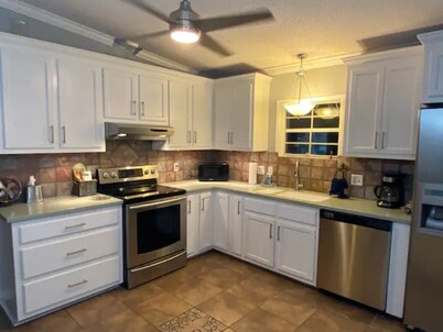 Waterfront property w/ private pool ,PARTY BARGES AVAILABLE ON REQUEST