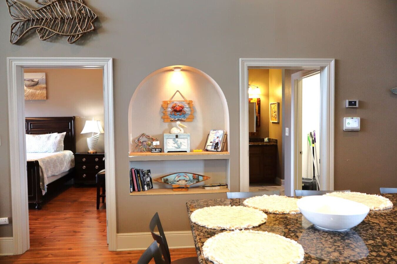 Escritorio, tabla de planchar con plancha, wifi y ropa de cama